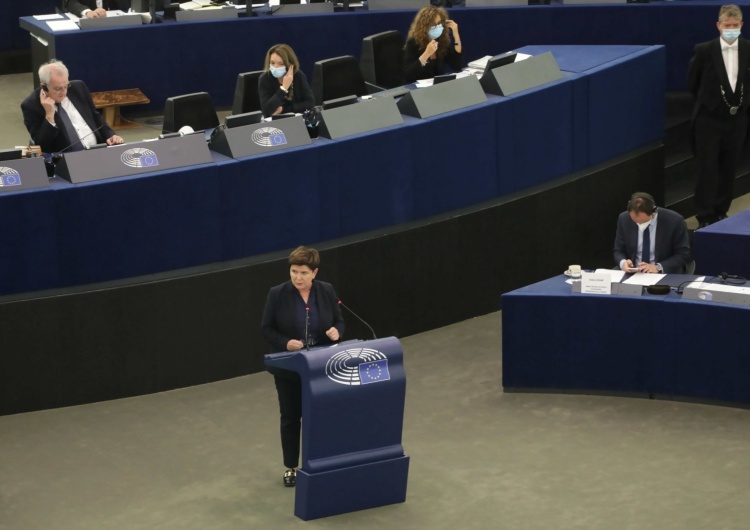 Beata Szydło na forum PE Beata Szydło w PE: Proszę zostawić Polskę w spokoju! Kolejny dzień toczycie debatę o niczym