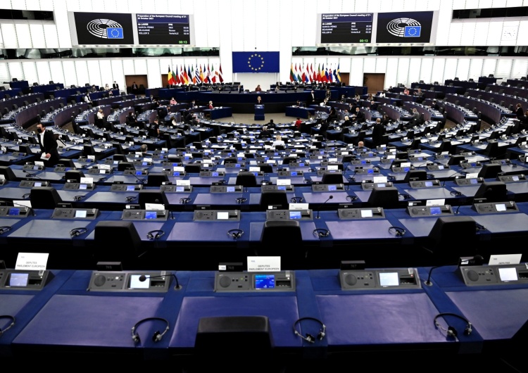 Parlament Europejski przegłosował rezolucję ws. wyroku TK. Zobacz jak zagłosowali polscy europosłowie