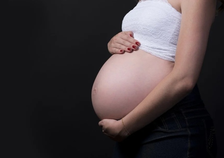 kobieta w ciąży, ilustracja poglądowa Lekarka groziła jej, że jeśli nie podpisze zgody na aborcję, nie będzie jej ratowała. Każde życie jest cudem