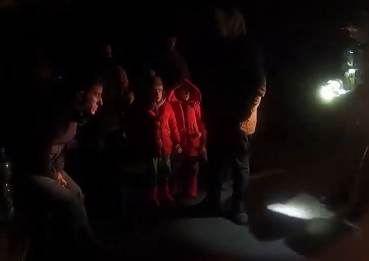  Terytorialsi przechwycili i zaopiekowali się grupą nielegalnych imigrantów, w tym czwórką dzieci [VIDEO]