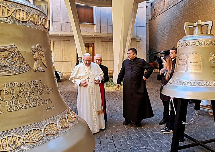 Le Pape a consacré des cloches de Pologne qui sonneront à l’étranger pour défendre la vie