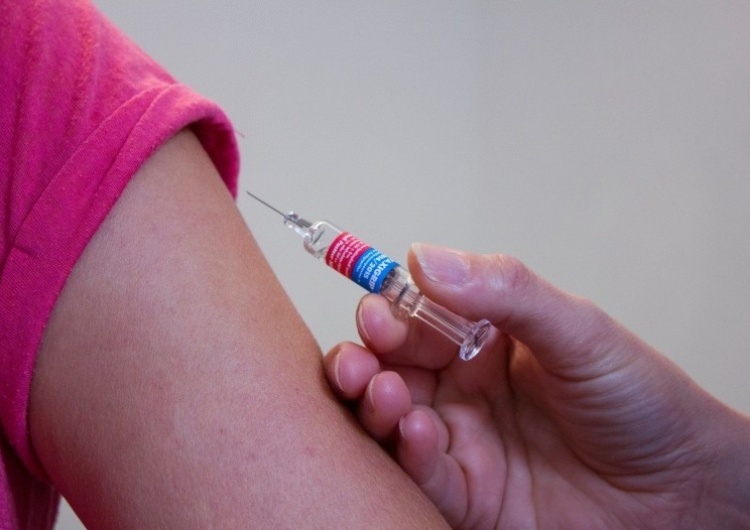 Szczepienie przeciwko koronawirusowi, zdjęcie ilustracyjne / pixabay.com/kfuhlert Ilu Polaków zamierza przyjąć trzecią dawkę szczepień? Wg sondażu nawet... 