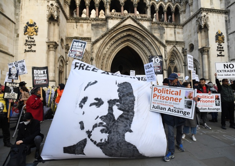 demonstrujący w obronie Juliana Assange'a przed londyńskim sądem Prawnicy Juliana Assange'a grożą samobójstwem twórcy WikiLeaks?