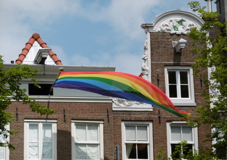 Flaga LGBT w Amsterdamie Kolejne absurdy LGBT w Holandii. Dodatkowy urlop dla pracowników chcących zmienić płeć