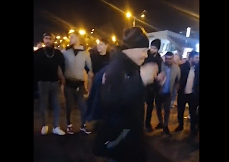 imigranci tańczą na ulicach Mińska przed wyjazdem na granicę 