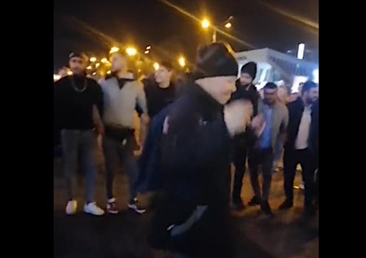 imigranci tańczą na ulicach Mińska przed wyjazdem na granicę