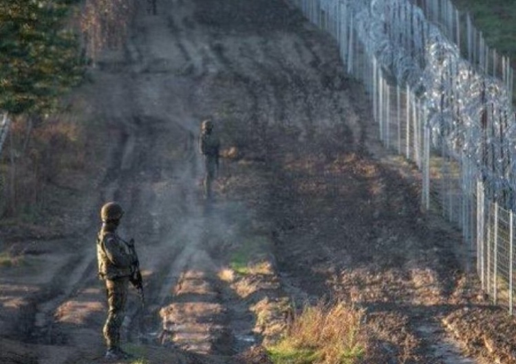 Straż graniczna pilnująca polskich granic Z każdym miesiącem coraz więcej prób nielegalnego przekroczenia polskiej granicy. Straż Graniczna publikuje niepokojące dane