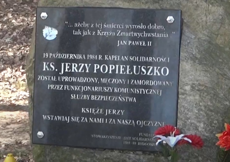 Miejsce upamiętnienia bł. Jerzego Popiełuszki w Górsku Setki zniczy i kwiaty przey krzyżu w miejscu porwania ks. Jerzego Popiełuszki