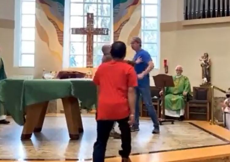 Parafianie ruszyli na pomoc księdzu w kościele w amerykańskim Lakewood Agresywny mężczyzna groził księdzu. Wierni znieśli agresora z ołtarza. [VIDEO]