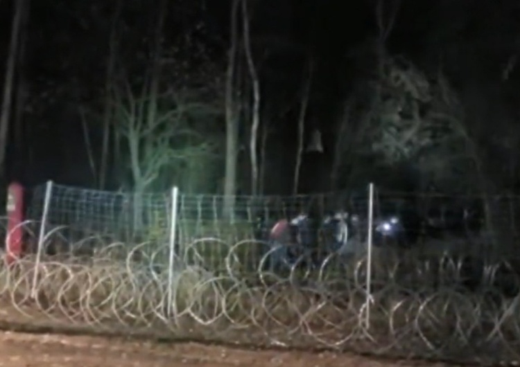 Agresywni imigranci na granicy Agresywni imigranci rzucają konarami w Straż Graniczną. SG opublikowała nowy film [VIDEO]