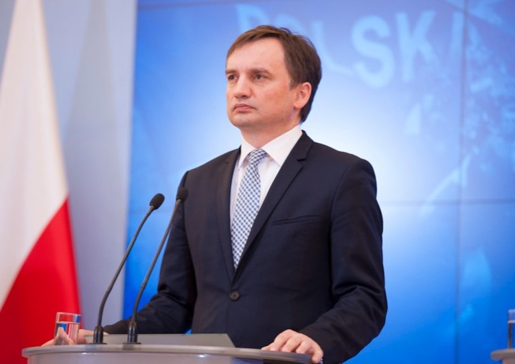  Minister Ziobro do Tuska: W Zaduszki Polacy wspominają zmarłych, a nie żerują na ich śmierci