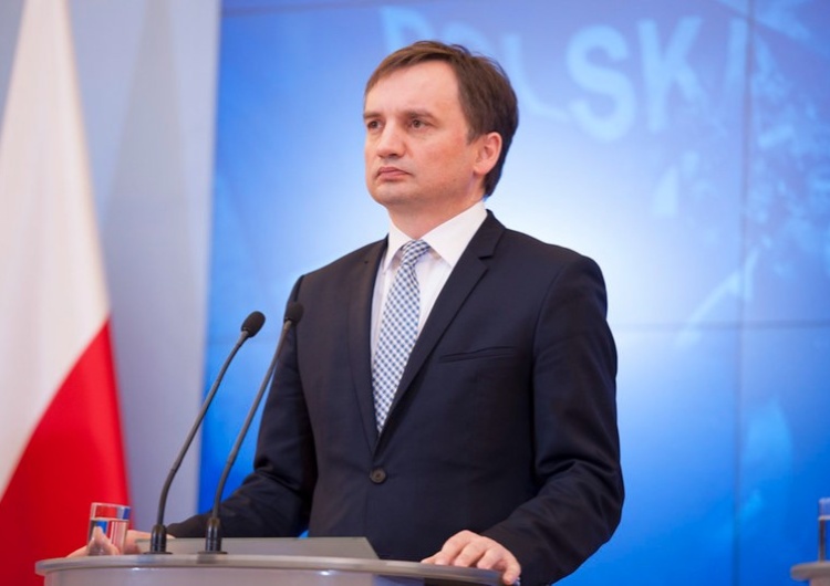 Minister Ziobro do Tuska: W Zaduszki Polacy wspominają zmarłych, a nie żerują na ich śmierci