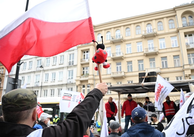  [Foto] Pikieta pracowników handlu. „Nie chcemy być niewolnikami europejskich korporacji”