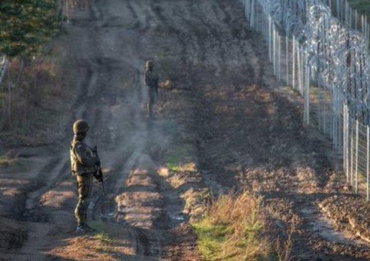 Polskie służby na granicy z Białorusią zachowują spokój mimo prowikacji Białoruskie służby nie dają naszym żołnierzom spokoju. Próbują niszczyć ogrodzenie, grożą ostrzelaniem