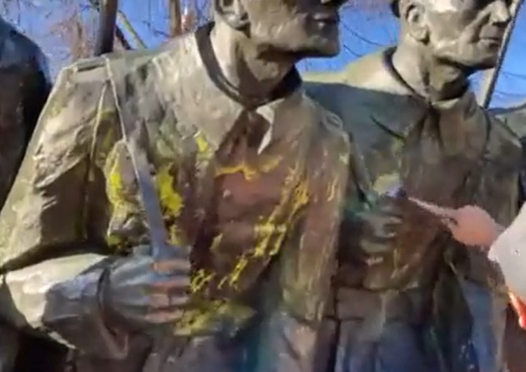  [VIDEO] Zdewastowano pomnik marszałka Piłsudskiego w Krakowie. Pomalowano go niebieską i żółtą farbą