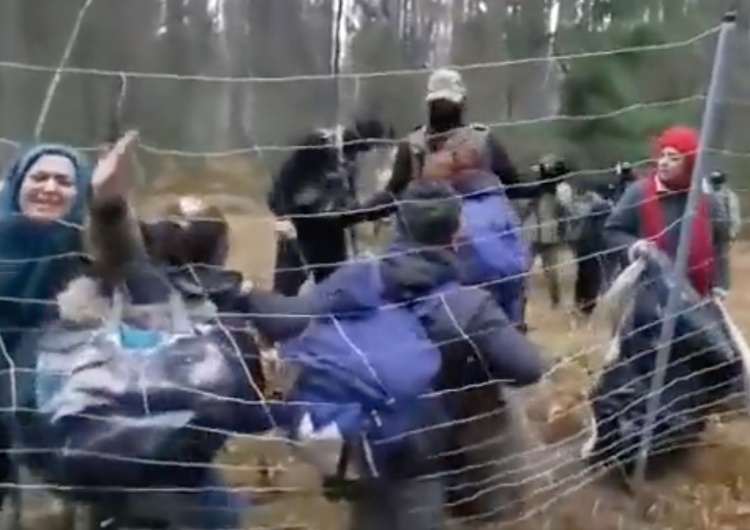  Białoruski dziennikarz publikuje szokujące nagranie z granicy. „Najbardziej niepokojący film, jaki widziałem” [WIDEO]