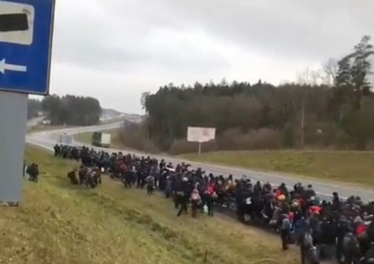 Tłumy migrantów na granicy. Rząd zwołuje sztab kryzysowy. „Dziś dzień pełen odpowiedzialności. Dla nas wszystkich”