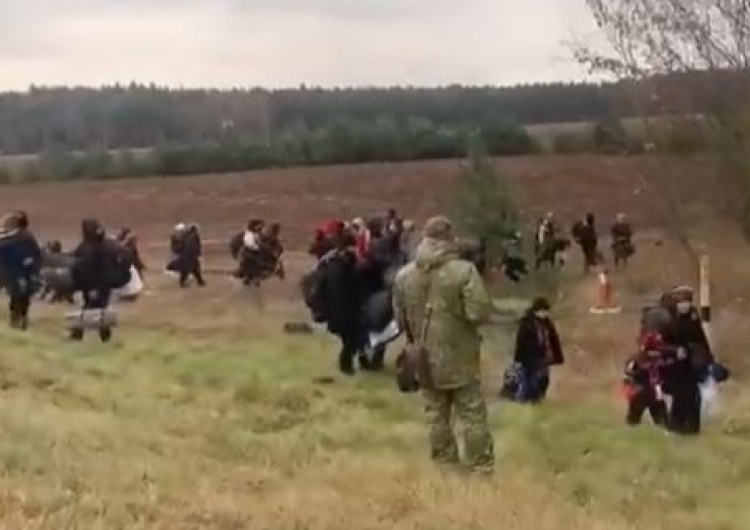  [VIDEO] „Bezprecedensowa prowokacja Łukaszenki”. Franak Viačorka publikuje filmy z zajść na granicy