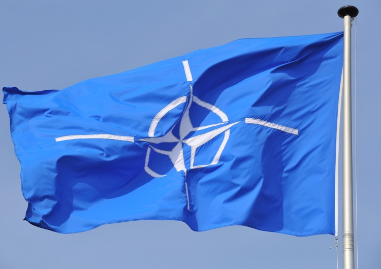 Flaga NATO NATO wspiera Polskę. 