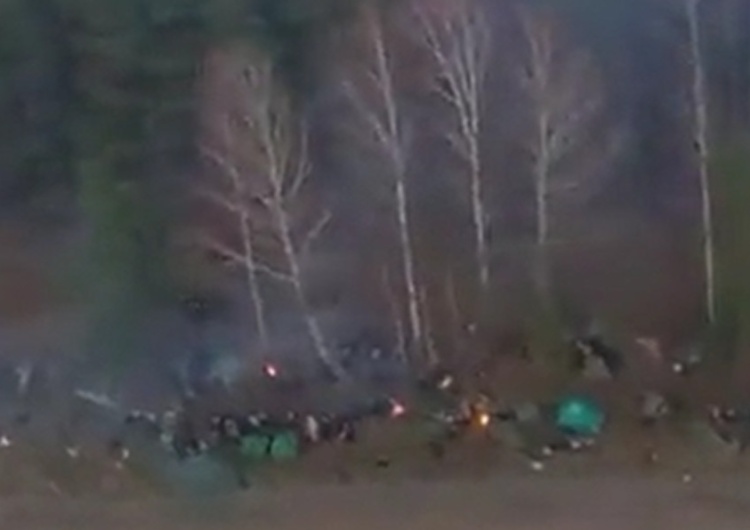 Obozowiska migrantów przy granicy z Polską Białoruscy żołnierze strzelają w powietrze. Chcą wystraszyć imigrantów, którzy chcieliby wrócić w głąb Białorusi?[VIDEO]