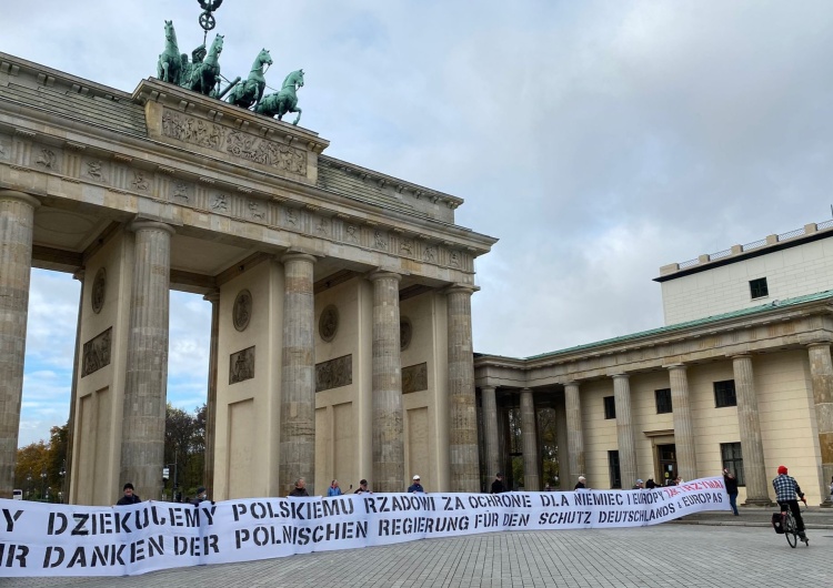 Niemcy dziękują polskiemu rządowi za ochronę granicy polsko-białoruskiej Hit! Tak Niemcy dziękują pod Bramą Brandenburską polskiemu rządowi za ochronę Niemiec i UE
