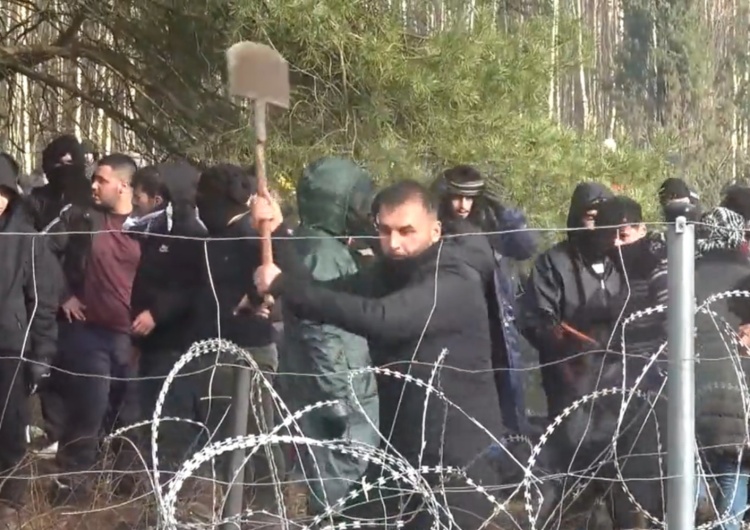  [VIDEO] Migranci straszą szpadlami Straż Graniczną i niszczą umocnienia. Nowy film