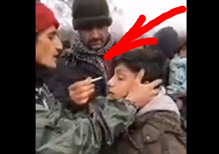 imigranci dmuchają chłopcu w oczy dymem papierosowym [VIDEO] Dymem papierosowym. Tak się robi propagandę powtarzaną później przez „Wyborczą”?