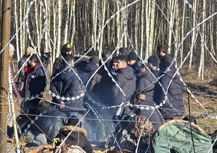 Odpraw migrantów z białoruskimi funkcjonariuszami Odprawa migrantów z białoruskim propagandystą? Terytorialsi publikują zaskakujące zdjęcie