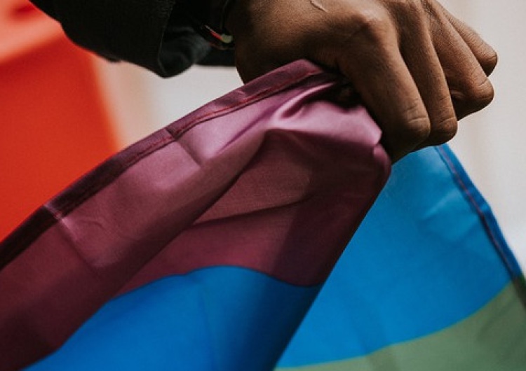 flaga LGBT NSA po stronie samorządów – uchwała przeciw „ideologii LGBT” nie jest aktem prawa miejscowego