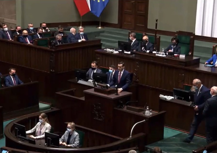  Premier mówił o nieobecności prezesa PiS z powodu choroby. Na sali sejmowej śmiech [VIDEO]