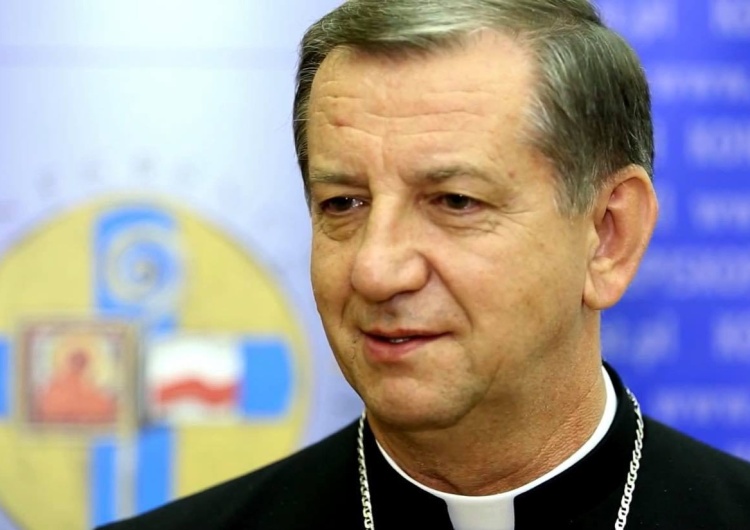 abp Józef Guzdek Abp Guzdek: Z nadzieją i wdzięcznością patrzymy na was,  którzy strzeżecie suwerenności naszych granic