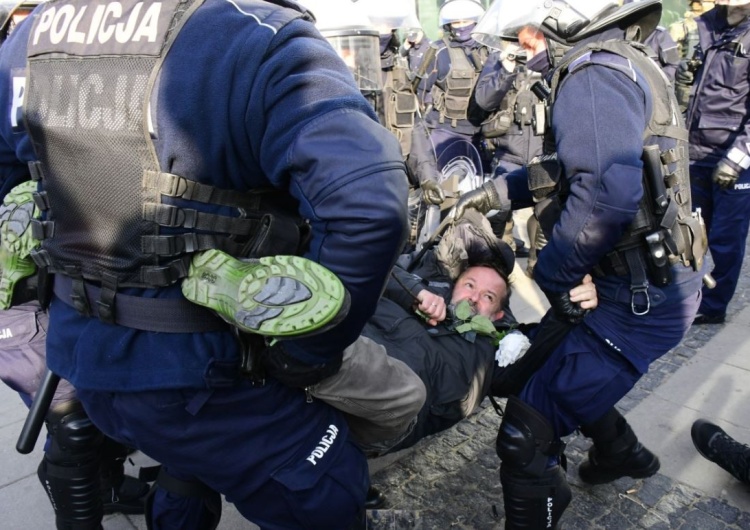  [video] Już pierwsze prowokacje na Marszu! Aktywiści kładą się na ulice i szarpią się z policją