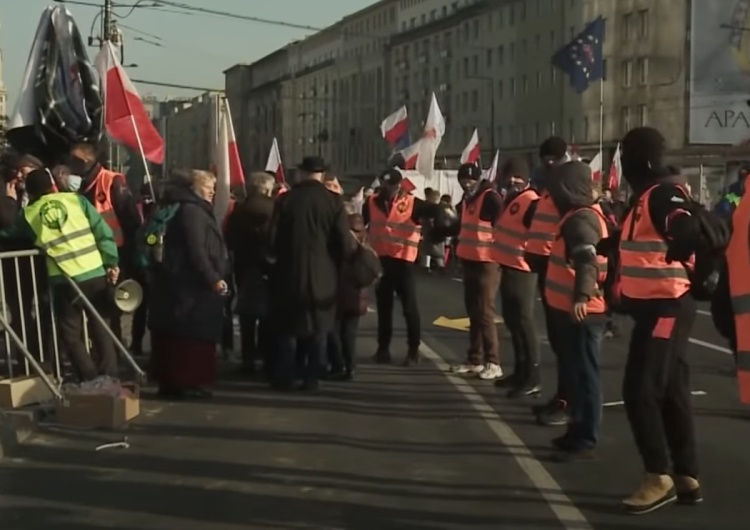 Straż Marszu Niepodległości ochraniająca jego uczestników przed lewicowymi radykałami Agresywna „Babcia Kasia” i Obywatele RP. Tegoroczny MN był spokojny, ale prowokacji nie brakowało [VIDEO]