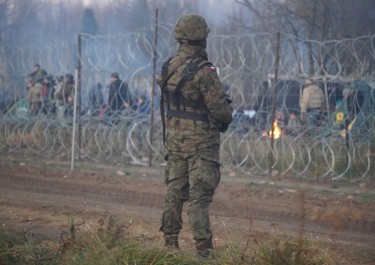 Obozowisko imigrantów przy granicy z Polską Przy polskiej granicy powstaje duży obóz imigrantów [WIDEO]