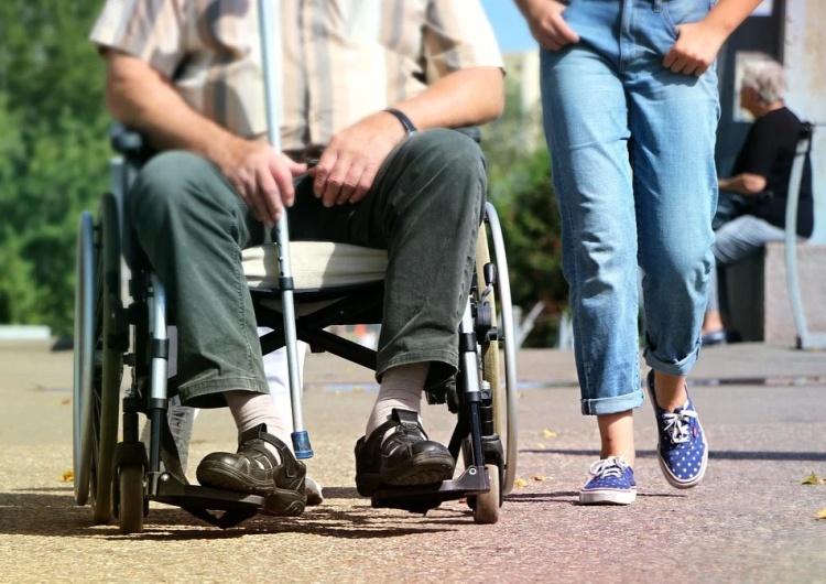 niepełnosprawny z opiekunem Wsparcie dla osób niepełnosprawnych w poszukiwaniu opiekunów i zatrudnianiu pracowników – projekt ustawy Ordo Iuris