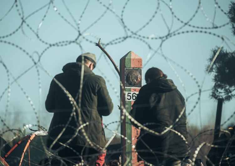 Imigranci na Białorusi Litewskie służby obserwują grupę migrantów, która idzie w stronę Polski