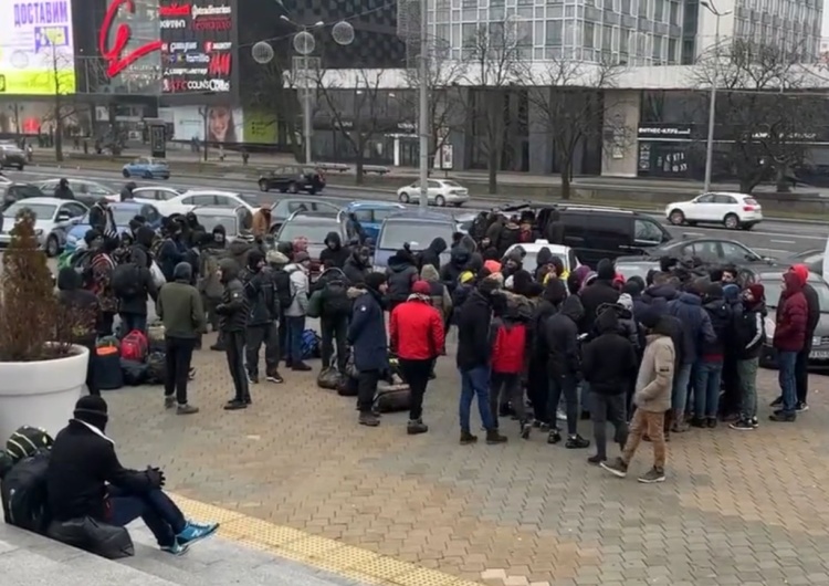  Migranci z Białorusi wsiadają do autobusów i jadą na granicę z Polską. Dziś kolejny szturm? [VIDEO]