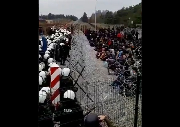 imigranci gromadzą się na przejściu w Kuźnicy Białostockiej Nielegalni imigranci gromadzą się przy przejściu w Kuźnicy. Spodziewane siłowe forsowanie granicy. Nowy film