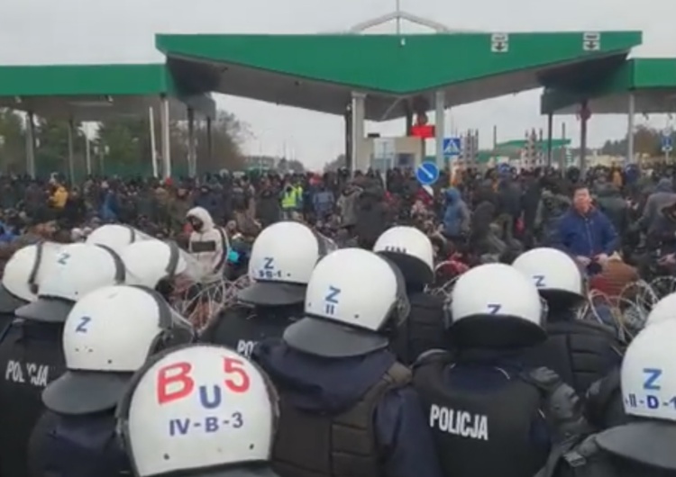 Migranci przenieśli się z koczowiska na granicę. „Autokary nie zostaną podstawione”