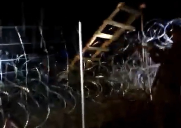  „Allahu Akbar!” Migranci próbowali w nocy sforsować ogrodzenie na granicy polsko-białoruskiej [VIDEO]