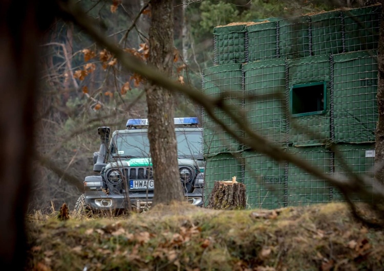 Używali laserów, polski żołnierz raniony w głowę. Kolejne agresywne próby siłowego sforsowania granicy