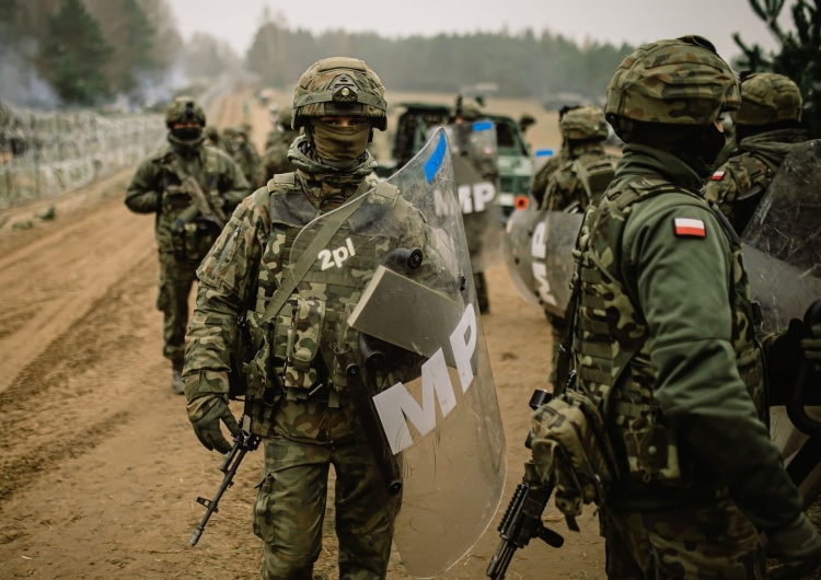 Atak migrantów. Polski żołnierz uderzony kamieniem w twarz