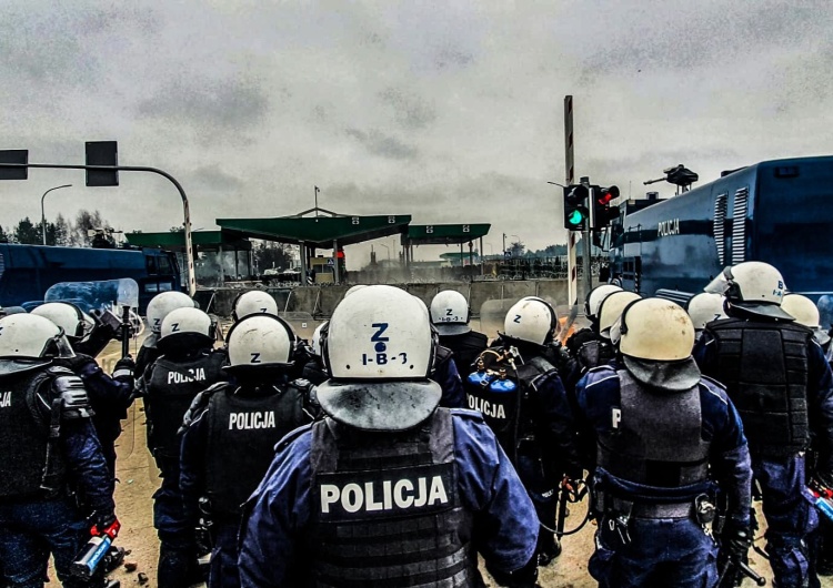 Polska policja broniąca polskiej granicy Siedmiu policjantów rannych podczas dzisiejszych ataków imigrantów. Policja podaje bilans obrony granic