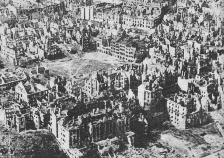Warszawa zniszczona podczas II wojny światowej przez Niemców Większość Polaków chce, aby Niemcy wypłaciły nam reparacje wojenne