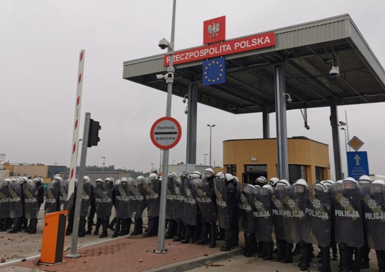 Policjanci strzegący polskie granicy „To są osoby dobrze wyszkolone”. Policja wszczyna śledztwo ws. napaści na funkcjonariuszy przy granicy