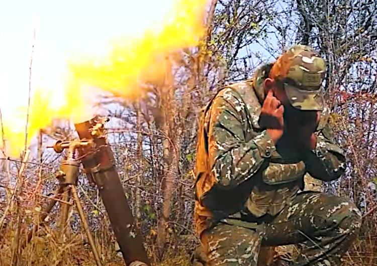 Ormiański żołnierz podczas ostrzału moździeżowego [Tylko u nas] Grzegorz Kuczyński: Gwałtowny powrót wojny w Górskim Karabachu. Tak się kończy „mediacja” Rosjan