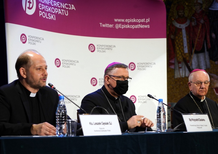 Od lewej: Leszek Gęsiak, Krzysztof Zadarko, Adrian Budzik  Bp Zadarko: W chrześcijańskiej tradycji są i obrona granic, i pomoc humanitarna
