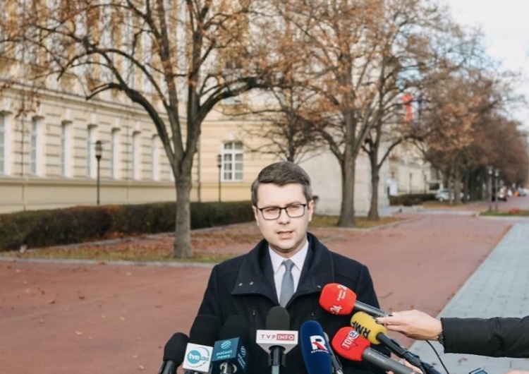Piotr Müller Rzecznik rządu: Sytuacja geopolityczna jest bardzo poważna; chcemy zabezpieczyć się przed działaniami ze strony wschodniej.