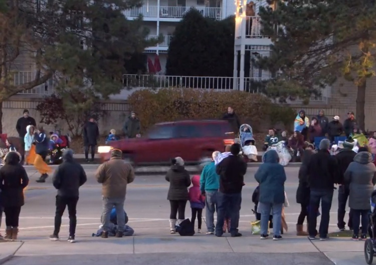 samochód wjeżdża w paradę bożonarodzeniową w Waukesha Koszmar w USA. Samochód wjechał w paradę bożonarodzeniową w Waukesha w Wisconsin. Wielu rannych [VIDEO]