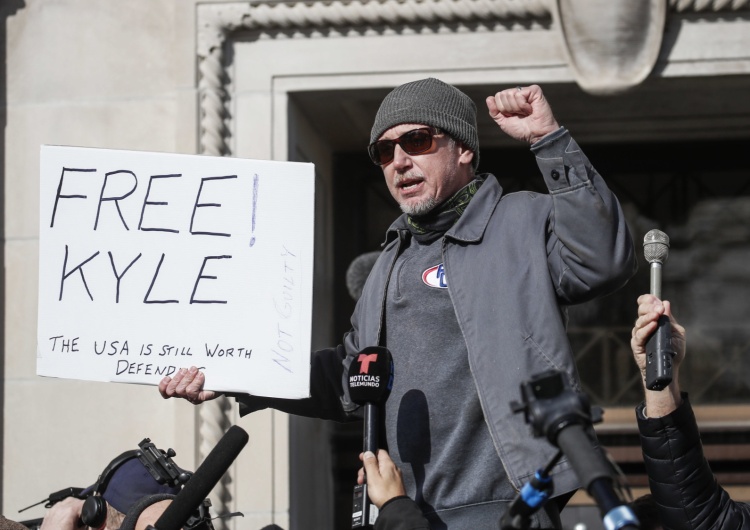 demosntranci domagający się uniewinnienia Kyle Rittenhouse Paweł Jędrzejewski: Kyle Rittenhouse. Dlaczego uniewinniający wyrok jest tak ważny